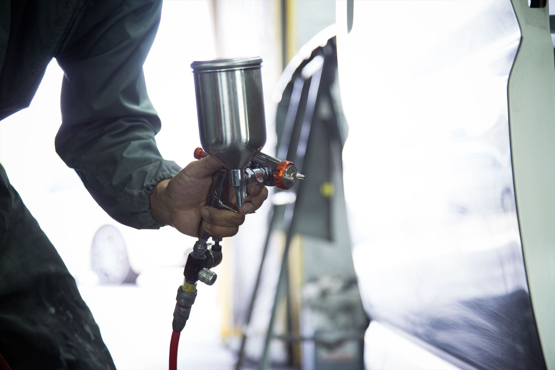 板金塗装中の風景